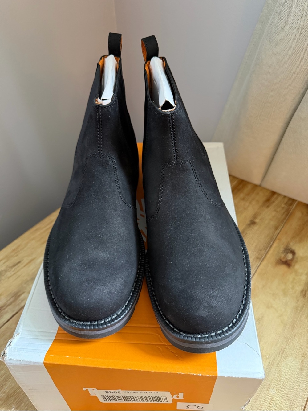 Timberland Men's Black Leather Chukka Boots with Orange Pull Tabs - Picture 5 of 9